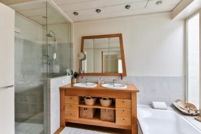 aménager salle de bain avec douche et baignoire